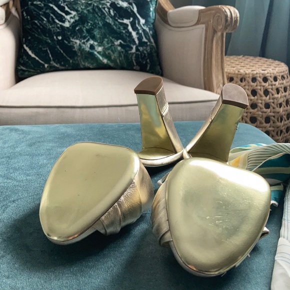 Never worn gold Valentino bow d’orsay heels - Picture 2 of 4